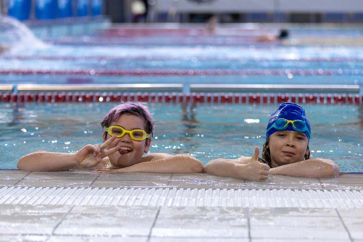 Dziecko w basenie podczas nauki pływania — pokonywanie lęku przed wodą